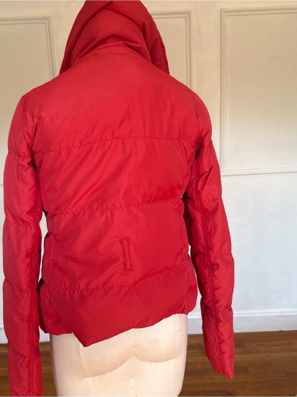 Hollister Women's Red Quilted Puffer Jacket - Picture 4 of 9